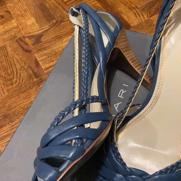 TAHARI COURTNEY heels - Picture 3 of 5